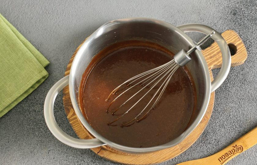 1. Этап. Шоколадно-банановая паста: Помешивайте до растворения шоколада.