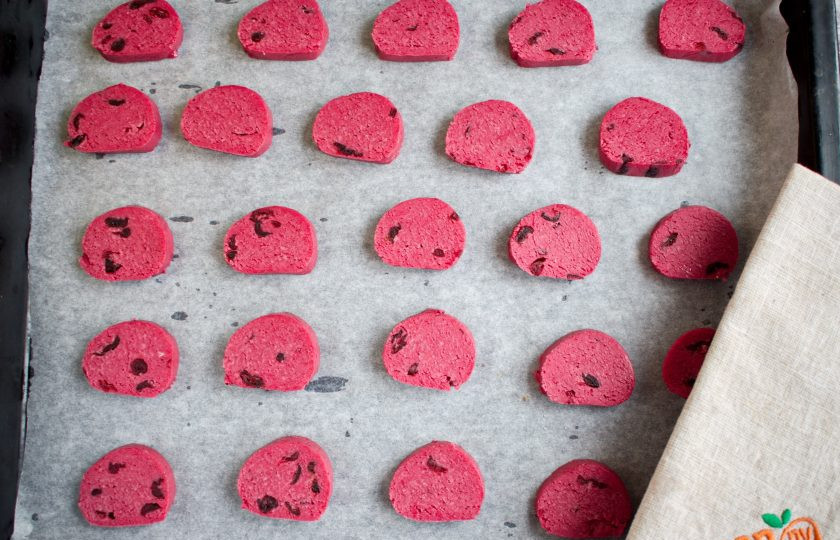 1. Этап. Свекольное печенье: Нарежьте 