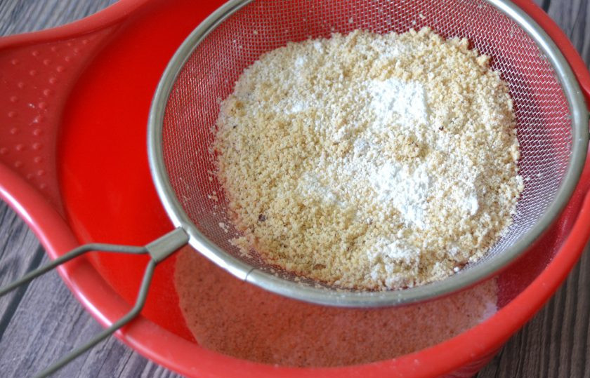 1. Этап. Дакуаз: Просейте смесь орехов и сахарной пудры в миску для замешивания теста.