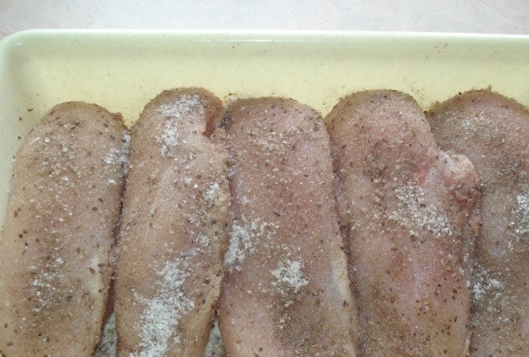 1. Этап. Полендвица из куриной грудки: 3. Приготовленными специями щедро натираю каждое филе со всех сторон, выкладываю мясо в пластиковый контейнер и отправляю в холодильник на 24 часа, несколько раз переворачиваю мясо.