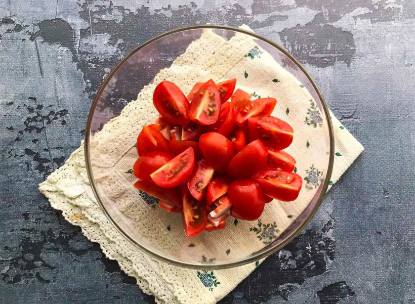 1. Этап. Салат Красное море с креветками и крабовыми палочками: Помидоры помойте, обсушите бумажным полотенцем и разрежьте на 4 части.