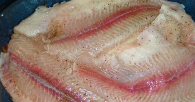 1. Этап. Рыба пангасиус в духовке: 3. У меня филе пангасиуса. Его я мою и укладываю поверх овощной подушки.