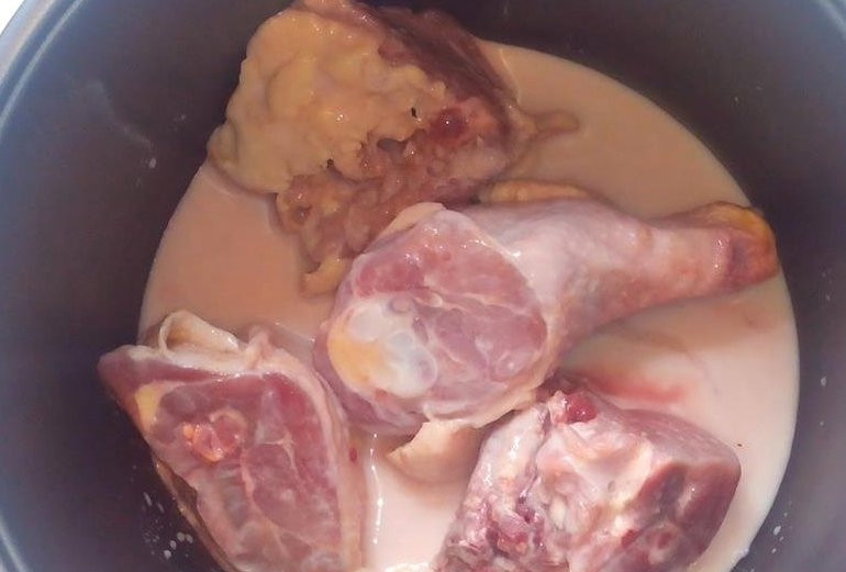 1. Этап. Жареные окорочка в мультиварке: По истечении времени перекладываем окорочка вместе с маринадом в чашу мультиварки, включаем режим 