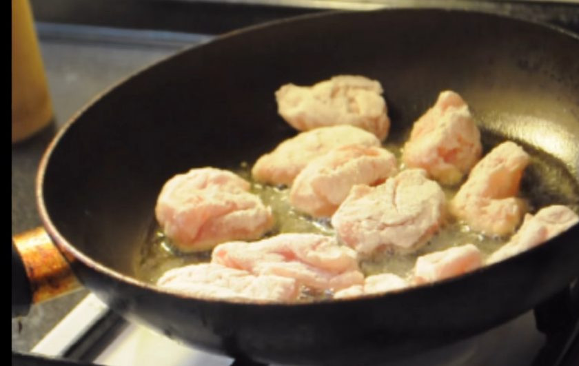 1. Этап. Карбонад из курицы (или индейки): 3. Обваляйте кусочки мяса в муке. На разогретой сковороде обжарьте мясо на небольшом огне до золотистой корочки. Следите за тем, чтобы мясо не стало слишком сухим, вовремя переворачивайте кусочки. Приятного аппетита!