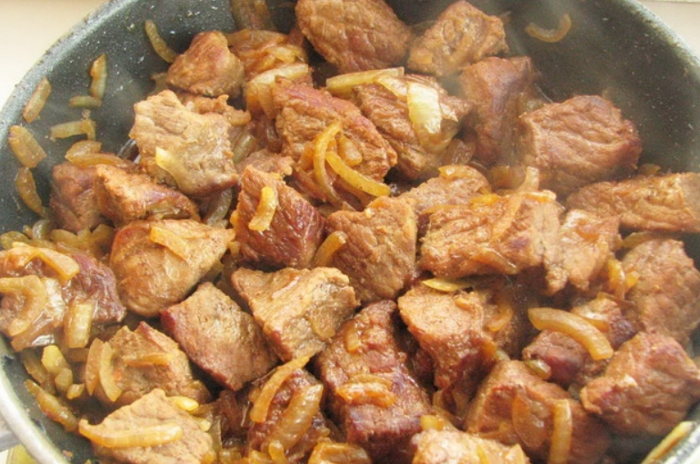 1. Этап. Мясо с фасолью консервированной: Добавьте к мясу лук, продолжайте жарить еще 5 минут, помешивая.