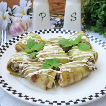 Рулетики из баклажанов с шампиньонами и сыром