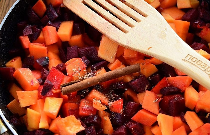 1. Этап. Свекольно-тыквенный суп: Затем добавьте тыкву, тертый мускатный орех и палочку корицы, накройте крышкой и тушите в течение 20 минут до мягкости овощей. Влейте горячий бульон, посолите и поперчите по вкусу, доведите до кипения.