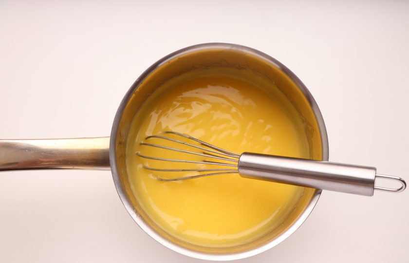 1. Этап. Лимонный тирамису: Поставьте сотейник на средний огонь и, непрерывно помешивая, уварите смесь до состояния густого крема. Полученный лимонный курд остудите, накрыв пленкой так, чтобы она касалась поверхности крема.