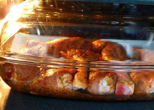 1. Этап. Голени куриные в духовке: Затем накрываем крышкой или фольгой и отправляем в разогретую до 180-190 градусов духовку. Через полчаса перевернем голени и крышкой больше не накрываем.