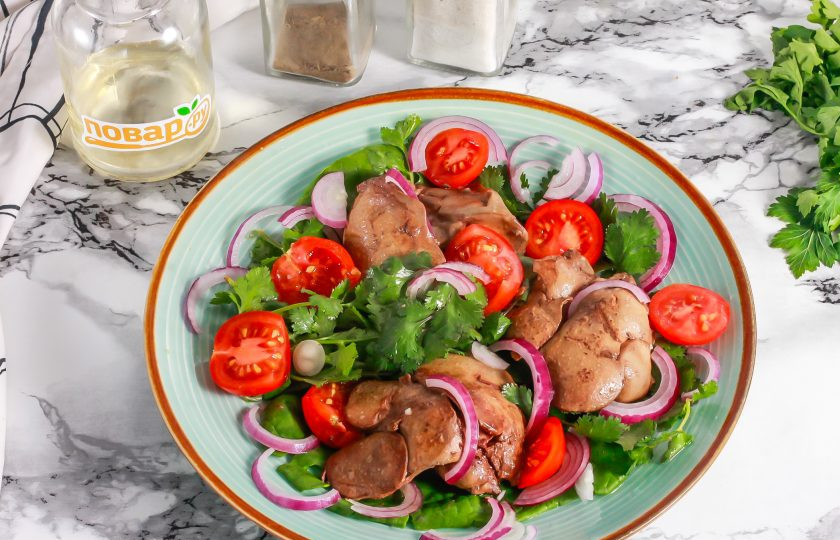 1. Этап. Салат с куриной печенью и кинзой: Выложите майонез любой жирности или замените его на растительное масло, сбрызгивая им салат в самом конце. На майонез выложите обжаренную куриную печень. Посолите блюдо и поперчите.