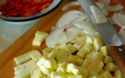 1. Этап. Бонский суп: Кабачок нарезаем кубиками, а лук — полукольцами.