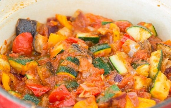 1. Этап. Рататуй из баклажана и цуккини: 6. Также добавьте помидоры и измельчённый базилик. Ингредиенты перемешайте.