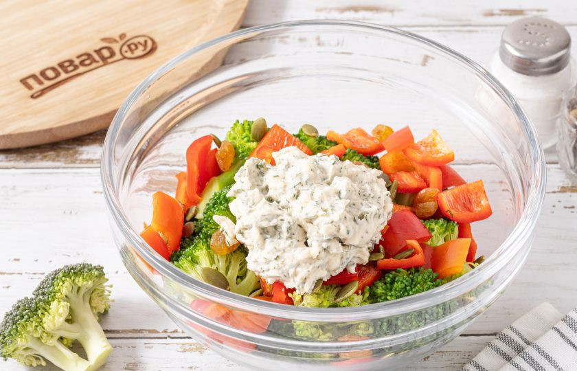 1. Этап. Брокколи с творожным сыром: Добавьте творожный сыр к брокколи и остальным ингредиентам.