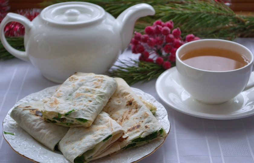 1. Этап. Лаваш с плавленым сыром и зеленью: 9. Подайте к столу. Очень вкусно как само по себе, так и к чаю. Такое блюдо можно взять с собой на пикник, в дорогу. Все компактное и вкусное. Состав начинки можно дополнять по вашему усмотрению.