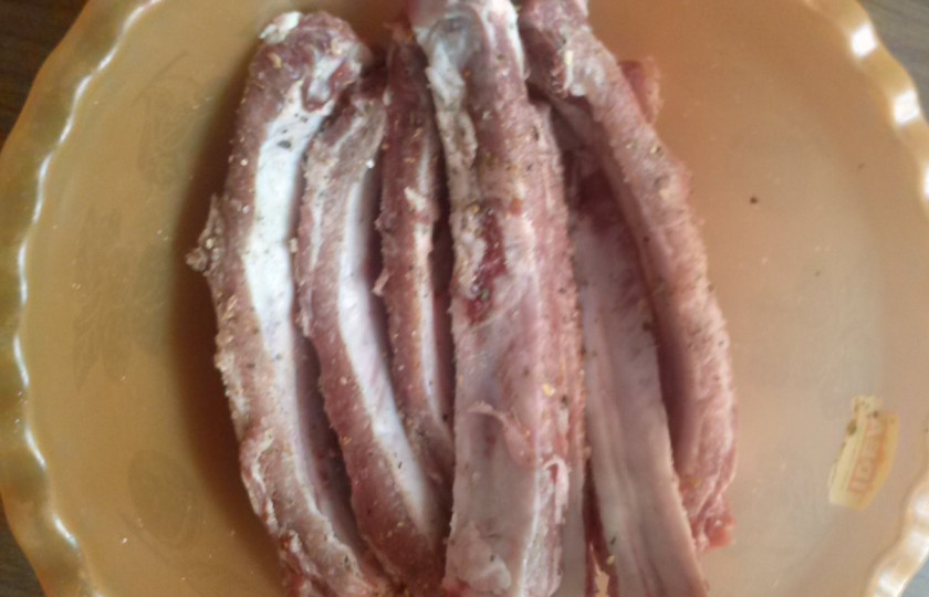 1. Этап. Сочные рёбрышки!: Ребра обмазываем солью и перцем, по вкусу можно добавить еще какие то специи.