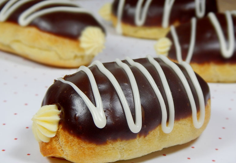 1. Этап. Пирожные Эклер: 17. Украсьте пирожные белым шоколадом. Оставьте на некоторое время, а затем подавайте.