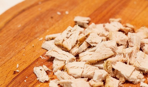 1. Этап. Салат яичный Коко: Нарезать отварную индейку (куру).