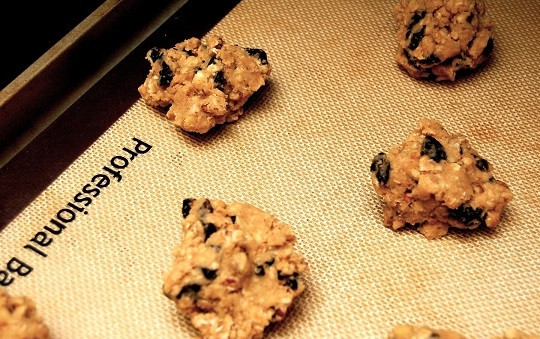 1. Этап. Овсяное печенье с грецкими орехами: 5. Сформируйте небольшие шарики, выложите их на расстоянии друг от друга (овсяное печенье с грецкими орехами в домашних условиях будет в духовке расти и увеличится в размере). Выпекайте около 12-15 минут до румяности. Приятного чаепития!