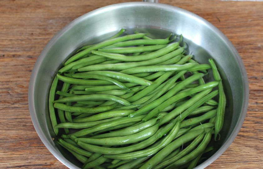 1. Этап. Турша из фасоли по-армянски: Хвостики у стручковой фасоли удаляем и кладем ее в сотейник. Заливаем водой и кипятим 2-3 минуты. Убираем с огня и быстро охлаждаем фасоль, погрузив ее в холодную воду.