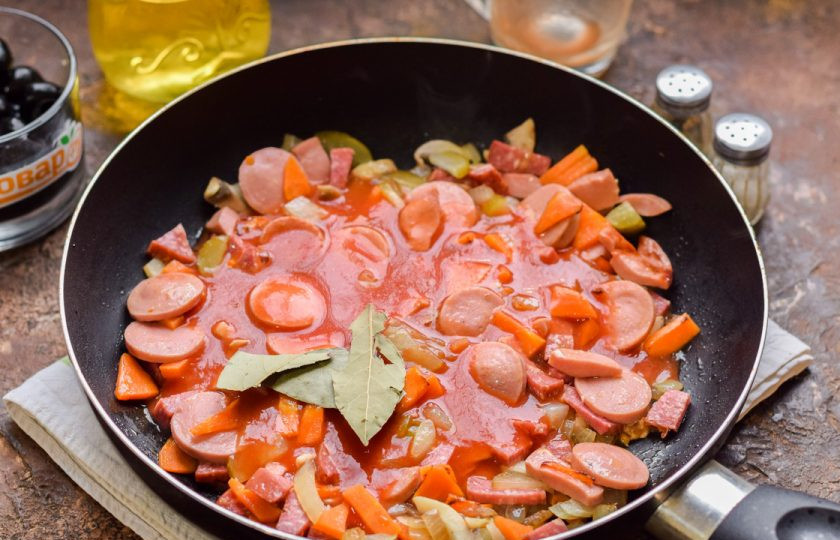 1. Этап. Солянка Барская: Добавьте томат и специи.