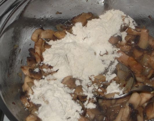 1. Этап. Диетический суп-пюре из овощей: 3. Добавляем несколько столовых ложек муки, перемешиваем и жарим около минуты на слабом огне. Солим и приправляем по вкусу.