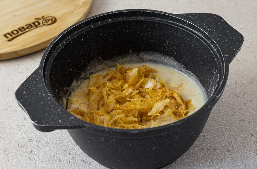 1. Этап. Постная картофельная запеканка с капустой: Объедините соус с капустой. Перемешайте.