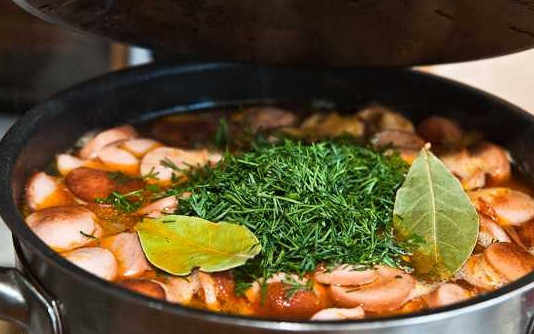 1. Этап. Вкусный фасолевый суп: 12. Доведите суп до кипения, выложите в него измельченную зелень и лавровый лист. Через минуту после закипания снимите с огня, накройте крышкой и оставьте минут на 30-35, чтобы он как следует настоялся.