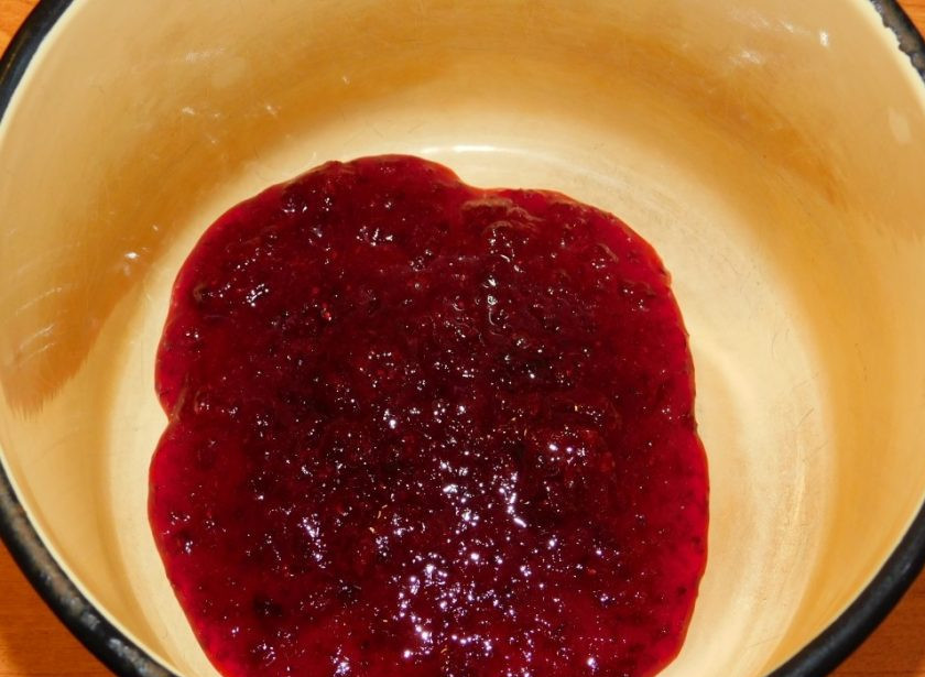 1. Этап. Клюквенный чай с апельсином: Клюкву измельчите блендером в пюре и выложите в кастрюлю, в которой у вас будет вариться чай.