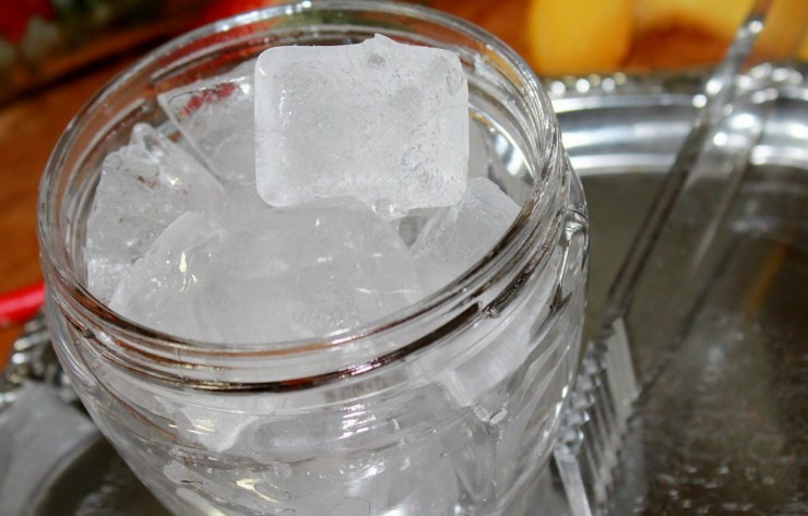 1. Этап. Клубнично-персиковый Дайкири: 3. Подготовьте ром и лед. Кстати, вы можете использовать для этого коктейля не только свежие ягоды и фрукты, но и замороженные или консервированные.