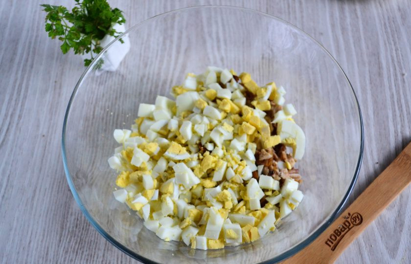 1. Этап. Салат с курицей и шампиньонами: Яйца очистите и нарежьте кубиком, добавьте к грибам и курице.