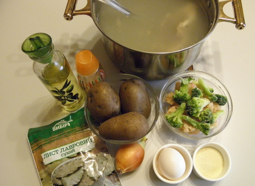 1. Этап. Суп с картофельными шариками: Приготовьте согласно списку продукты. Обратите внимание на то, что картофельные шарики будут готовится только из трех продуктов: картофель, манная крупа и яйцо сырое. Соль в расчет я не беру, тут все согласно желаниям. Итак, сварите заранее для супа крепкий мясной бульон. Картофель вымойте и отварите в мундире до готовности. Остудите немного, чтобы он был теплым.