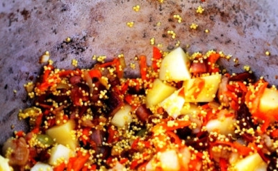 1. Этап. Кулеш на костре: После пшена в котелок добавляем картофель, очищенный и нарезанный небольшими кусочками. Обязательно перемешиваем и тушим 1 минуту.