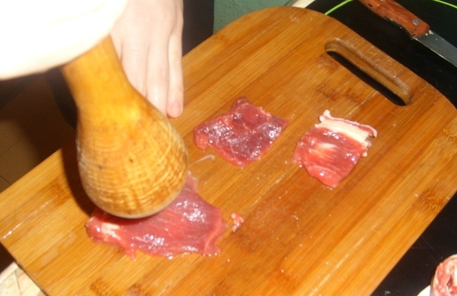 1. Этап. Говядина по-французски в духовке: Затем хорошенько ее отбиваем, так мясо будет более мягким и нежным.