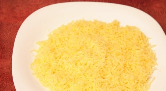 1. Этап. Запеченные кабачки с баклажанами: 5. Твердый сыр, желательно не слишком соленый, натереть на средней или мелкой терке.