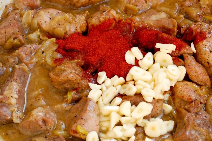 1. Этап. Смаженина: 6. После добавьте измельченный чеснок и паприку. При желании также можете положить щепотку перца чили.