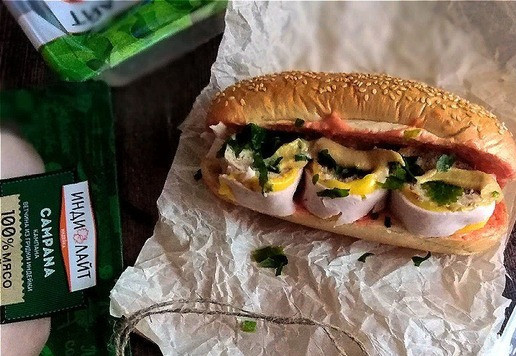 1. Этап. Хот-дог необычный: Так как в булку, разрезанную с одной стороны, котлету, завёрнутую в ветчину и сыр, не поместить, то нарезаем поперёк на 3 части её. Выкладываем вовнутрь булки. Присыпаем петрушкой порезанной и добавляем по желанию горчицу. Готов перекус. Горячие котлеты расплавили сыр. Если перекусываем сразу, то не нужно их ставить в СВЧ для расплавления сыра. Можно такой перекус взять с собой и подогреть остывший 