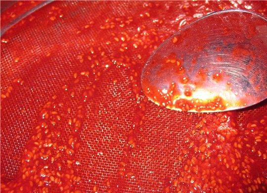 1. Этап. Малиновый соус: Затем при помощи блендера измельчаем все до однородности. Полученную массу нужно откинуть на сито и хорошенько процедить.