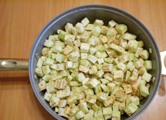 1. Этап. Баклажаны жареные с чесноком и сметаной: 4. На сковороде разогреваем растительное масло. Кладем баклажаны, солим, перчим, добавляем орегано и чили. Закрываем крышкой и жарим на медленном огне до мягкости.