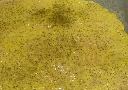 1. Этап. Слоеный пирог с курицей: 6. Для дополнительного аромата присыпьте будущий пирог сверху специями и травами. Можно добавить щепотку кунжута. Слоеный пирог можно отправлять в духовку и выпекать при температуре 190 градусов.