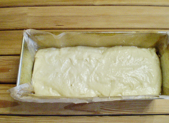 1. Этап. Кекс классический рецепт: 7. Очень хорошо разогрейте духовку. Вылейте тесто в форму, предварительно смазанную маслом или застеленную бумагой. Ставьте кекс в духовку на 45 минут. Температура — 200 градусов.