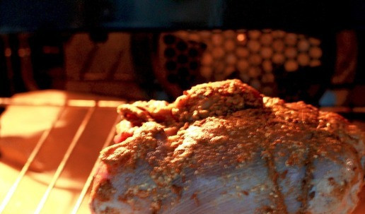 1. Этап. Рождественская пячиста из индейки: Если мясо мариновалось в холоде, достать его перед запеканием за 40 минут и довести до комнатной температуры. Мясо обсушить от маринада, смазать со всех сторон топленым маслом или салом. Разогреть духовку до 150 С. Вниз поставить противень, накрытый фольгой (чтобы потом его легче было вымыть). На полку выше противня (самую близкую к низу духовки) установить решетку, на которую выложить замаринованную индейку. Запекать мясо при низкой температуре 1 ч 40 минут.