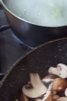 1. Этап. Жаркое из брокколи и грибов: Варить брокколи в кипящей воде 6-8 минут. Если любите al.dente, то 3-4 минуты. Тем временем в сковороде жарить грибы на растительном масле 8 минут.