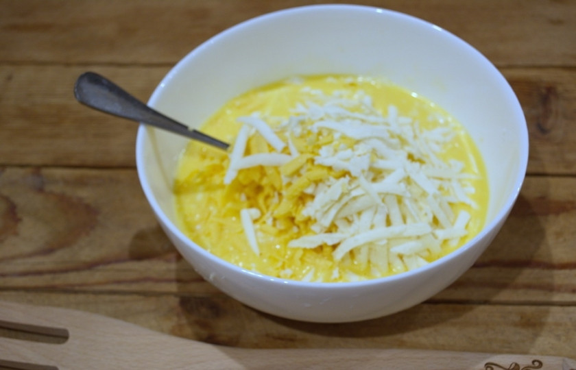 1. Этап. Ленивая ачма: В массу добавьте тертый твердый сыр и брынзу. Добавьте по вкусу соль, выдавите чеснок через пресс.