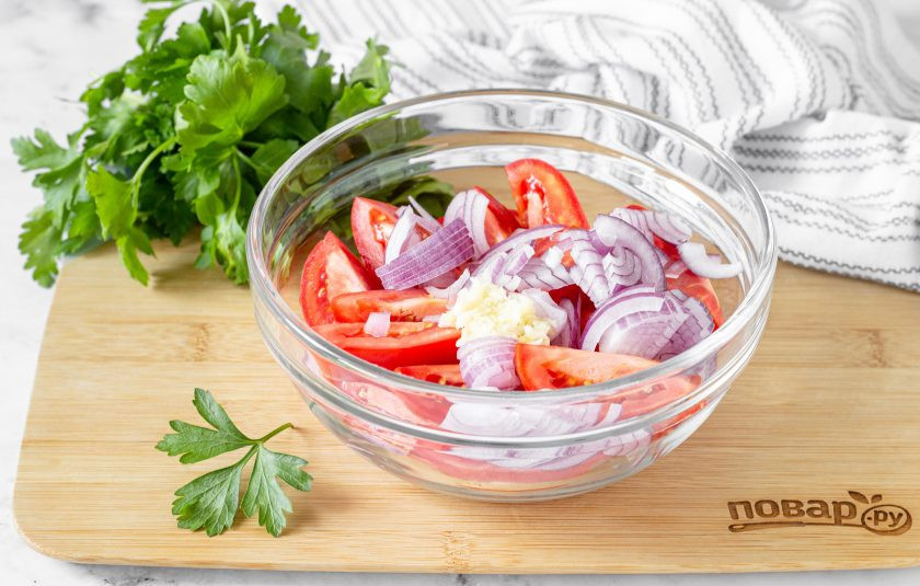 1. Этап. Маринованные помидоры с зеленью: Нарежьте красный лук четвертинками, а чеснок пропустите через пресс. Добавьте к помидорам.