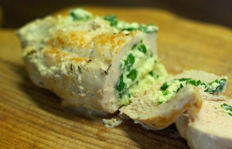 1. Этап. Рулетики из куриной грудки: Затем достаем наши рулетики и нарезаем. По сути дела, готово! Подавать рулетики советую с гарниром. Лучше всего они сочетаются со свежим картофельным пюре. Приятного аппетита!