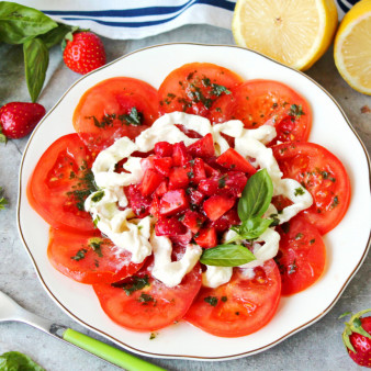 Страчателла с клубникой и томатами