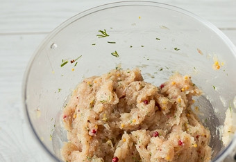 1. Этап. Террин из индейки: Из куриного филе сделайте фарш при помощи блендера или мясорубки. Добавьте в него молотый чеснок, горчицу, рубленый укроп. Посолите и добавьте розовый и черный перец.
