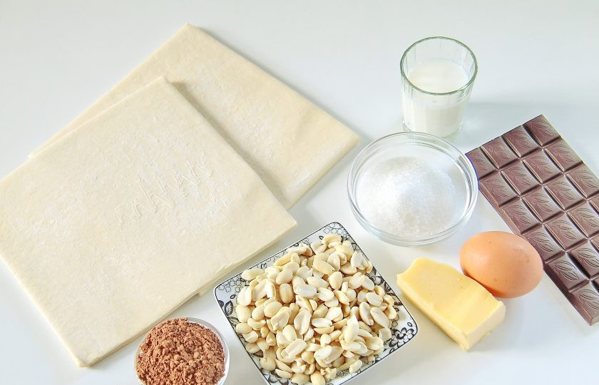 1. Этап. Слоеный шоколадный пирог: 1. Подготовьте все необходимые ингредиенты. Тесто заранее достаньте и разморозьте при комнатной температуре.