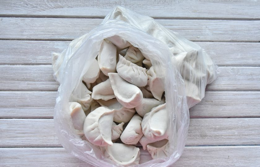 1. Этап. Момо с курицей: Готовые изделия можно заморозить впрок, после чего переложить в полиэтиленовый пакет и хранить в морозильной камере до заветного часа.