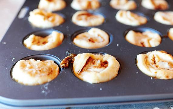 1. Этап. Мини-булочки с орехами: 6. Выложить по 1 ломтику в каждое отделение и слегка прижать.